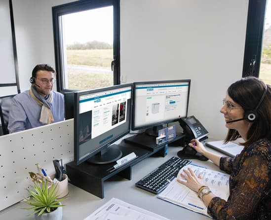 Livraison Le Même Jour Expédié à Partir Du Magasin. Livraison Plus Rapide.  Beaucoup De Boîtes En Carton Et Calendrier Avec La Date Photo stock - Image  du inférieur, carton: 258160436