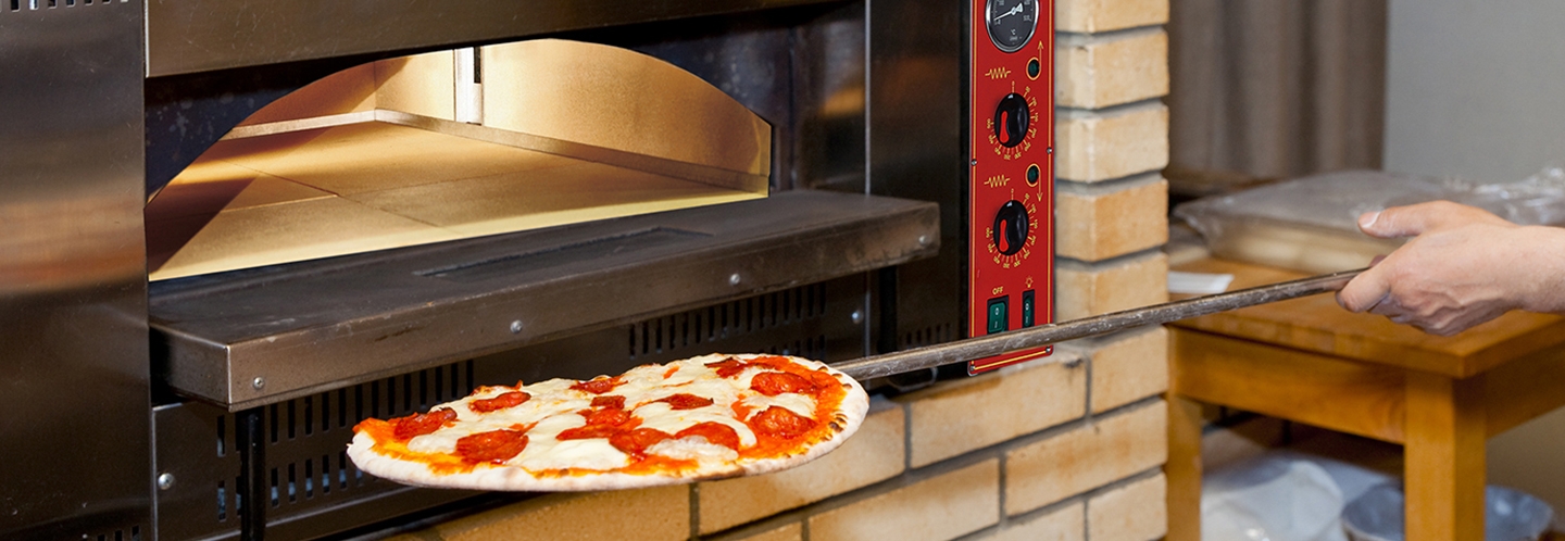 Comment cuire une pizza au four à bois ?